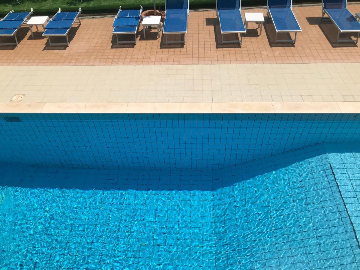 Hotel Apogeo - Breakfast Experience Rimini Bagian luar foto