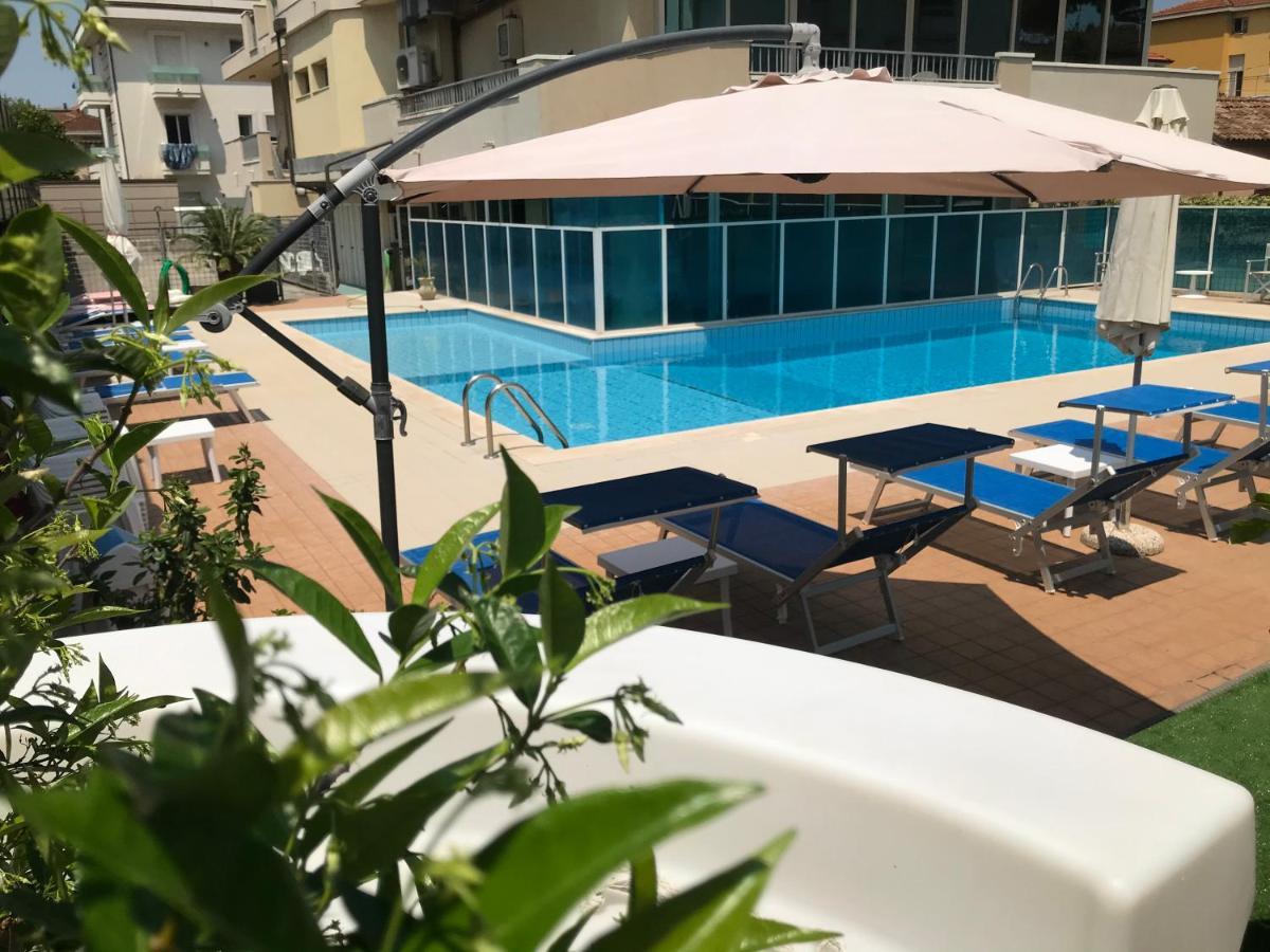 Hotel Apogeo - Breakfast Experience Rimini Bagian luar foto