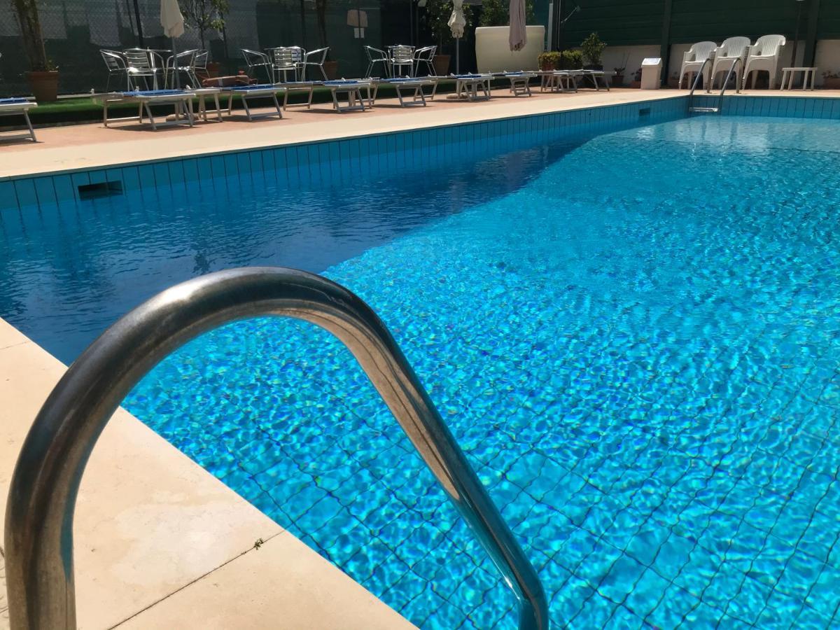 Hotel Apogeo - Breakfast Experience Rimini Bagian luar foto