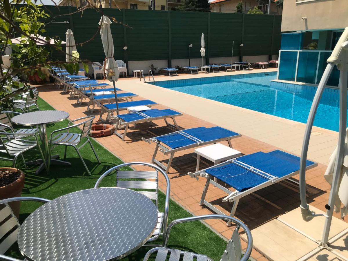 Hotel Apogeo - Breakfast Experience Rimini Bagian luar foto