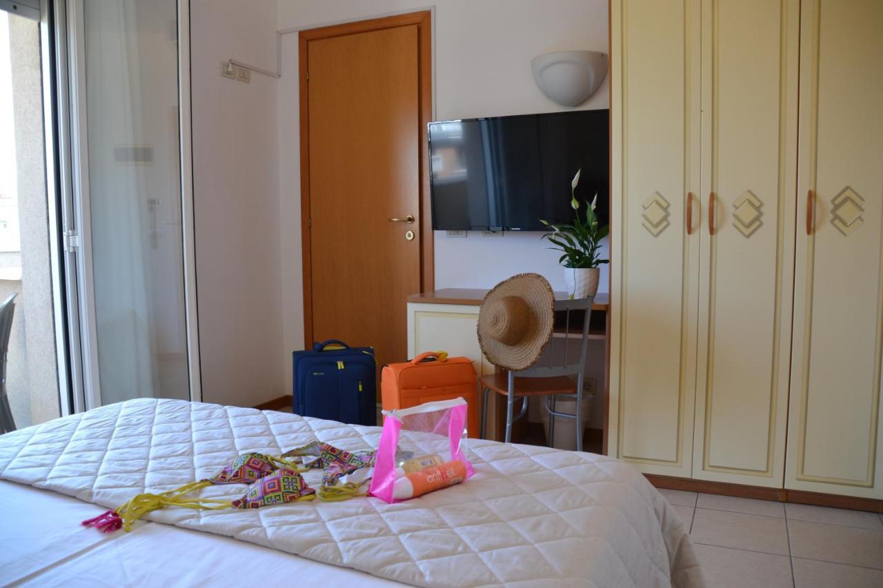 Hotel Apogeo - Breakfast Experience Rimini Bagian luar foto