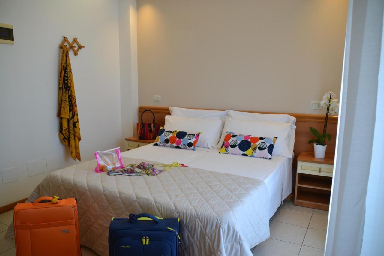 Hotel Apogeo - Breakfast Experience Rimini Bagian luar foto