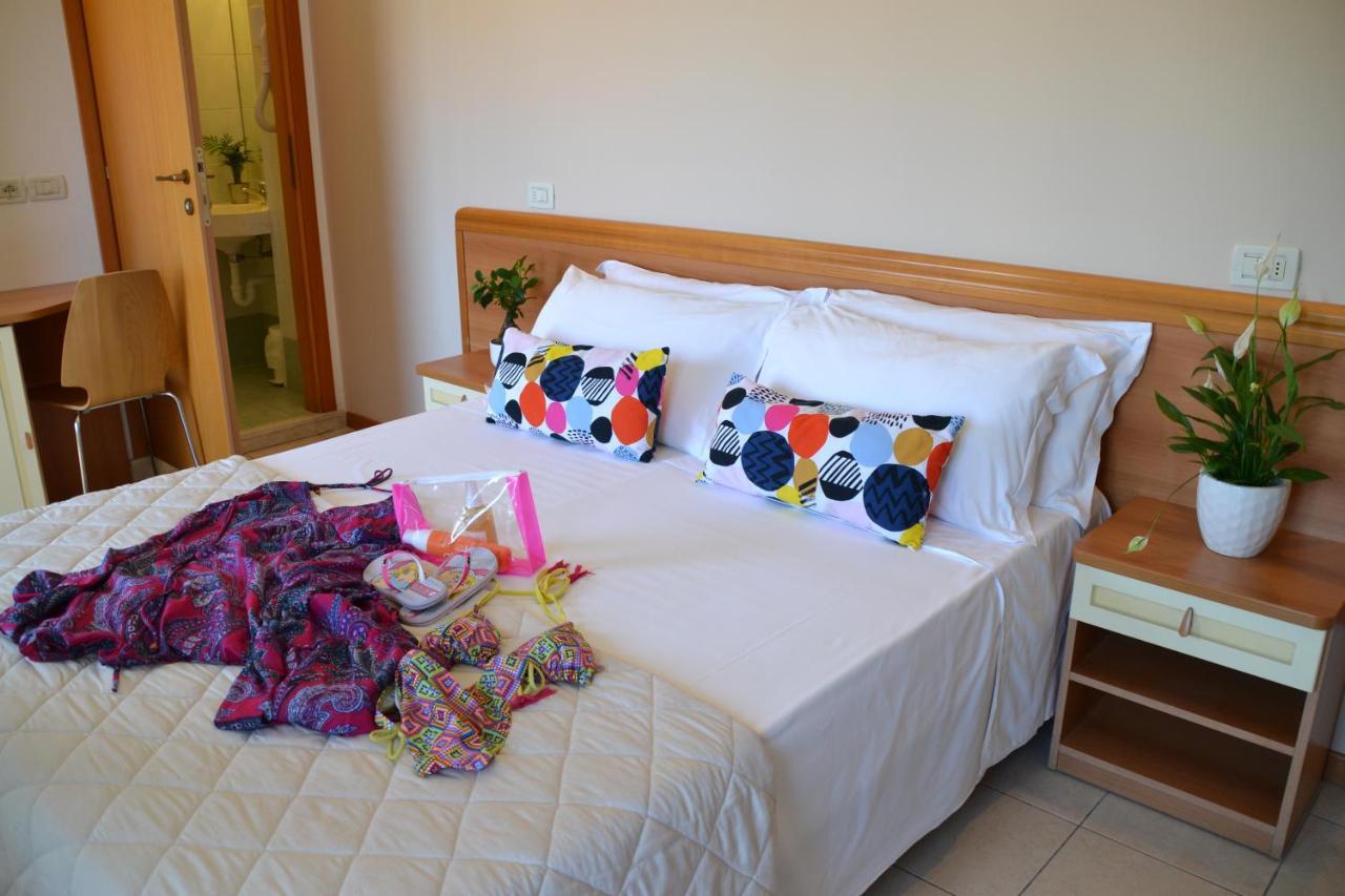 Hotel Apogeo - Breakfast Experience Rimini Bagian luar foto
