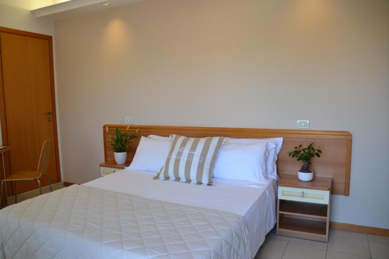Hotel Apogeo - Breakfast Experience Rimini Bagian luar foto