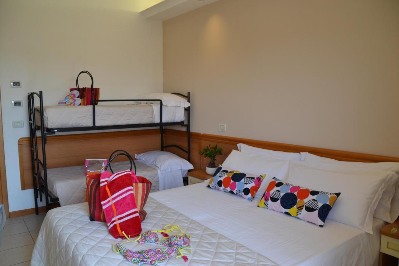 Hotel Apogeo - Breakfast Experience Rimini Bagian luar foto