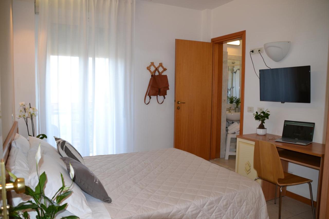 Hotel Apogeo - Breakfast Experience Rimini Bagian luar foto