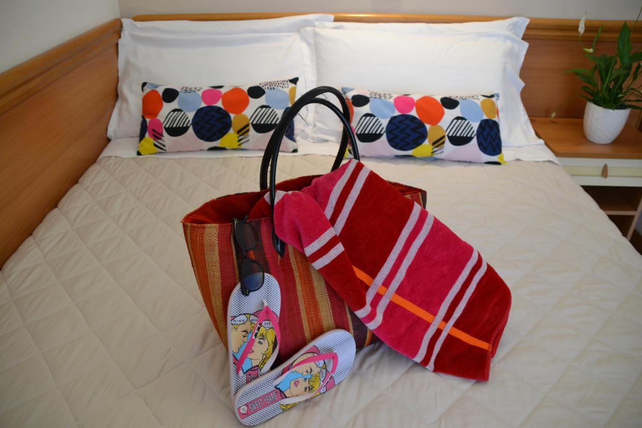 Hotel Apogeo - Breakfast Experience Rimini Bagian luar foto