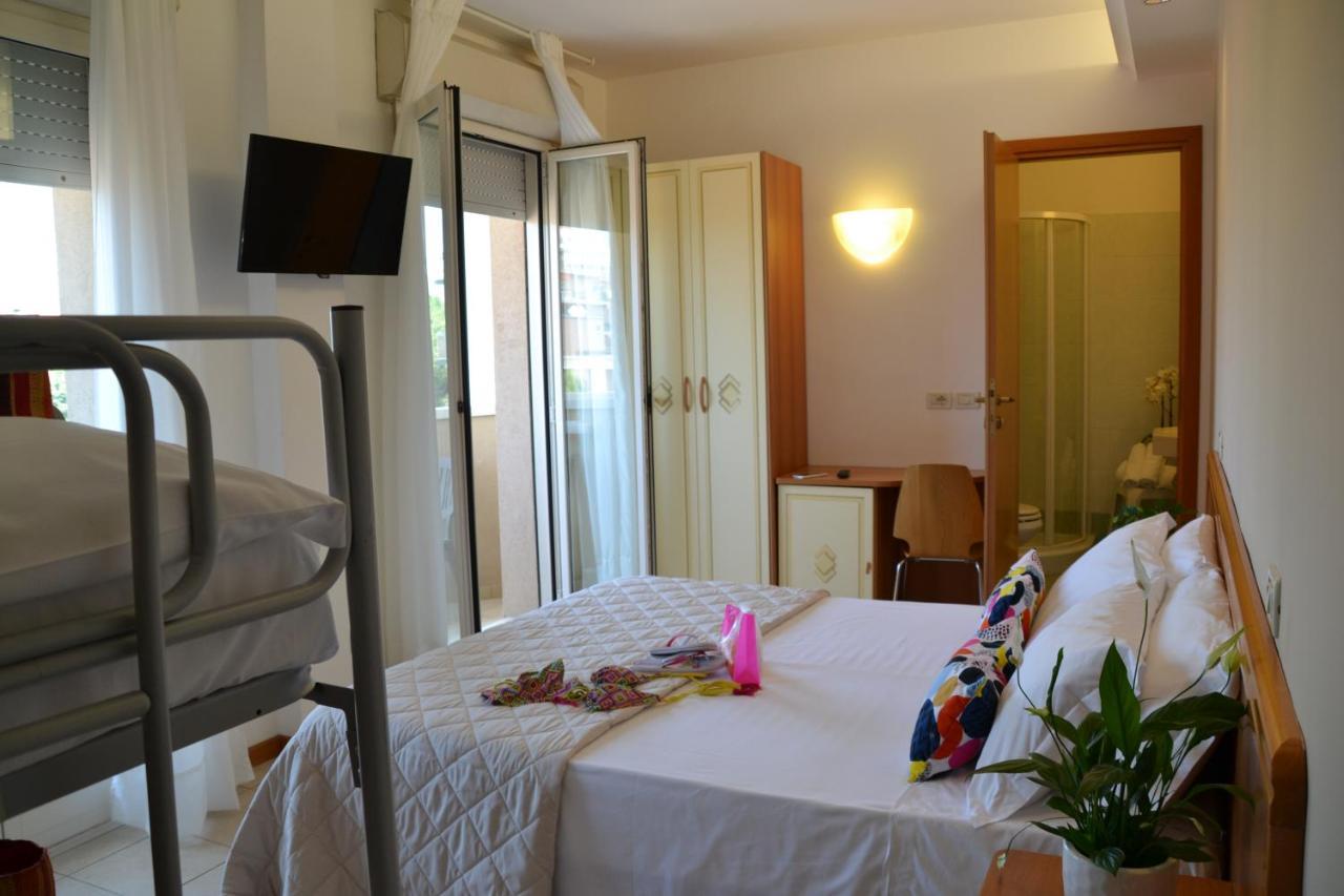 Hotel Apogeo - Breakfast Experience Rimini Bagian luar foto