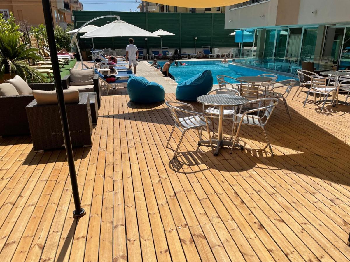 Hotel Apogeo - Breakfast Experience Rimini Bagian luar foto