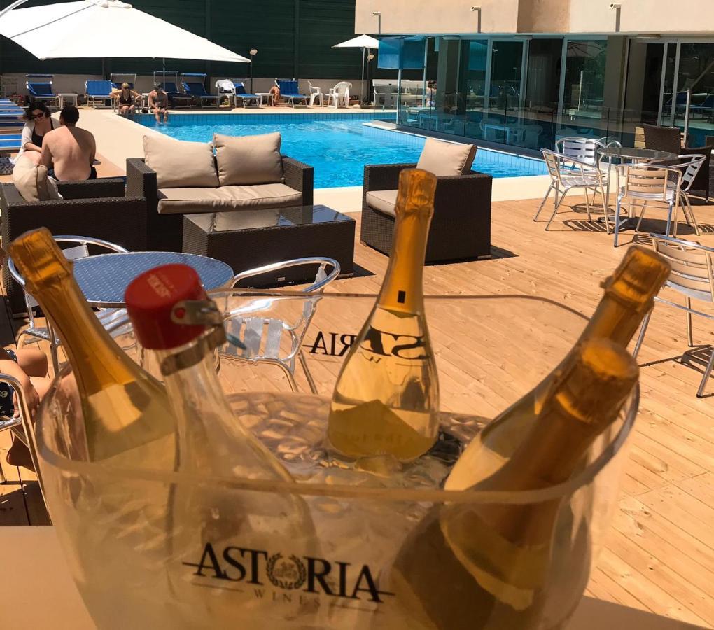 Hotel Apogeo - Breakfast Experience Rimini Bagian luar foto