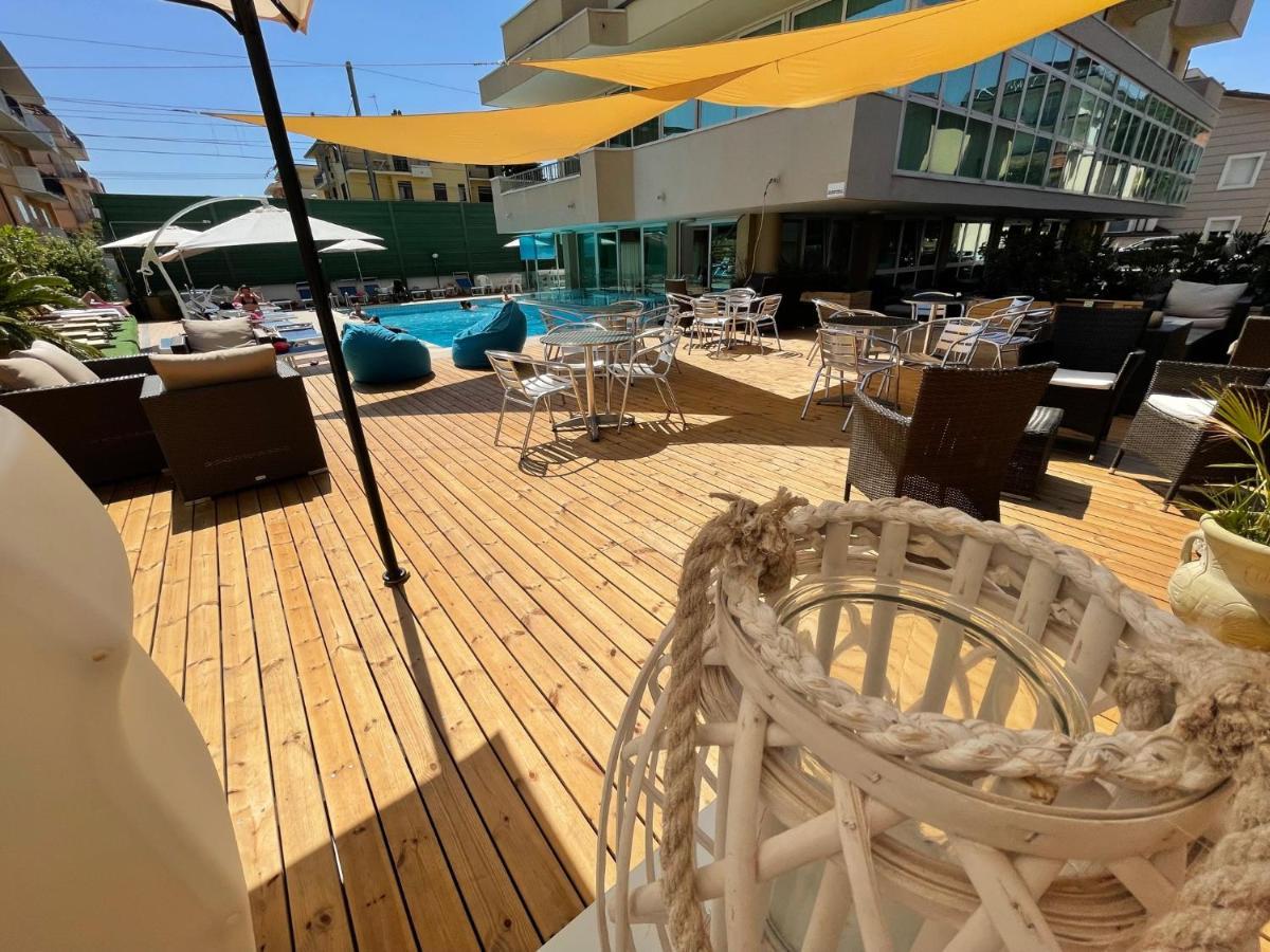 Hotel Apogeo - Breakfast Experience Rimini Bagian luar foto