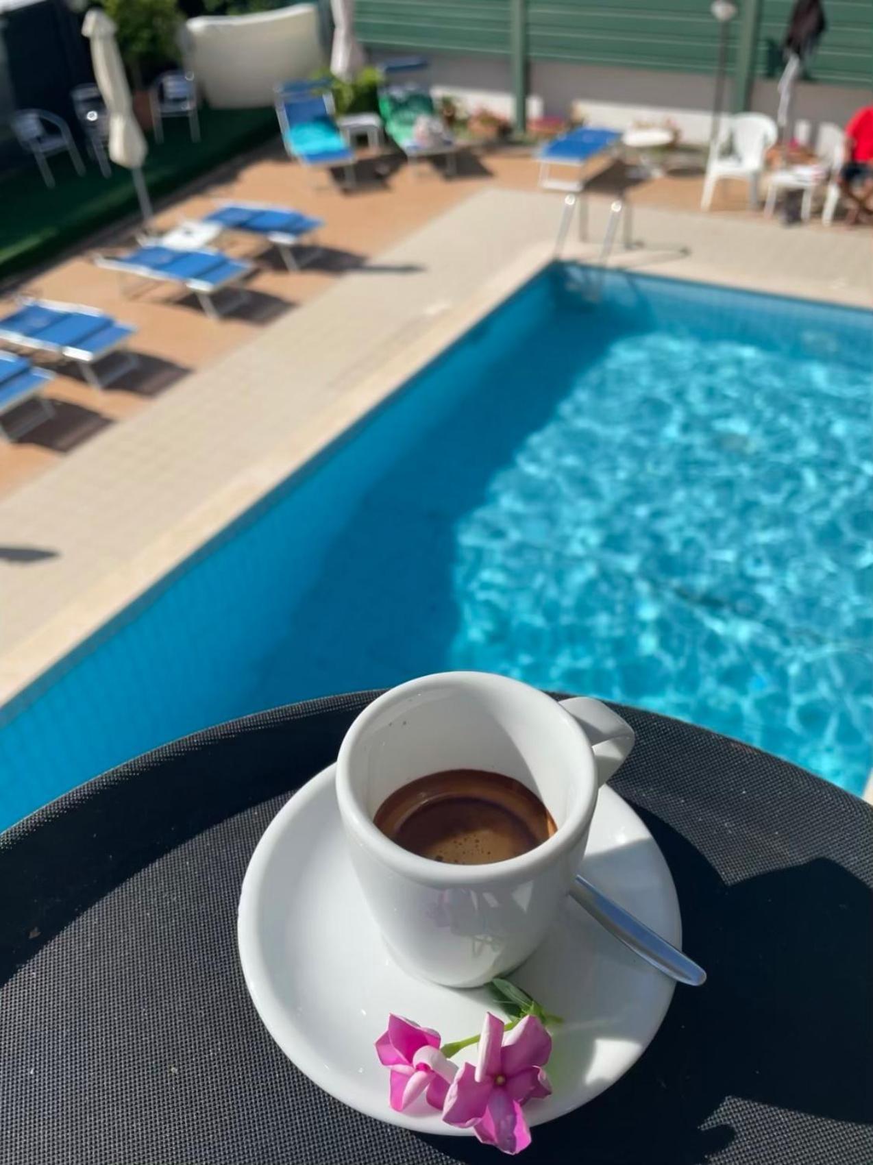 Hotel Apogeo - Breakfast Experience Rimini Bagian luar foto