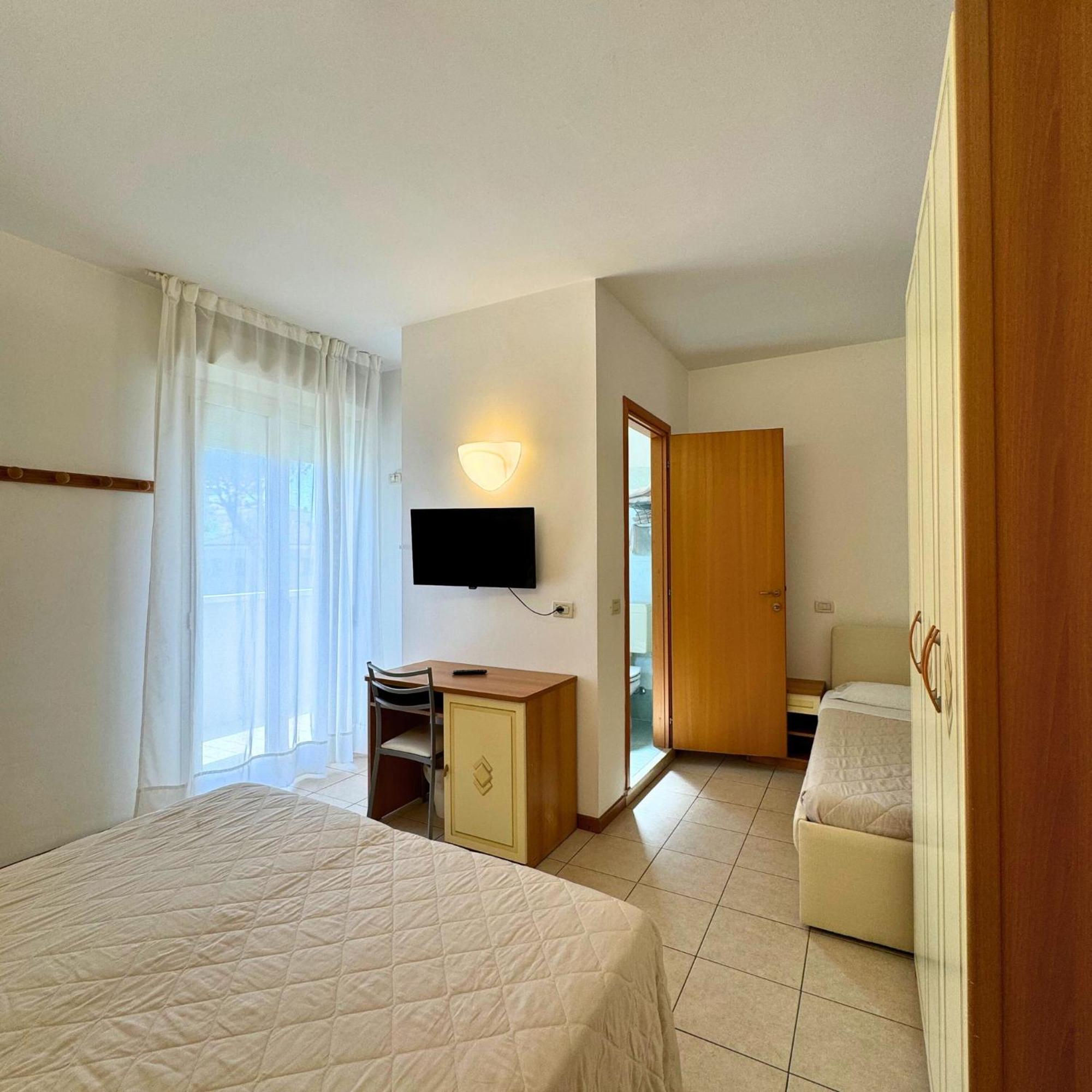Hotel Apogeo - Breakfast Experience Rimini Bagian luar foto