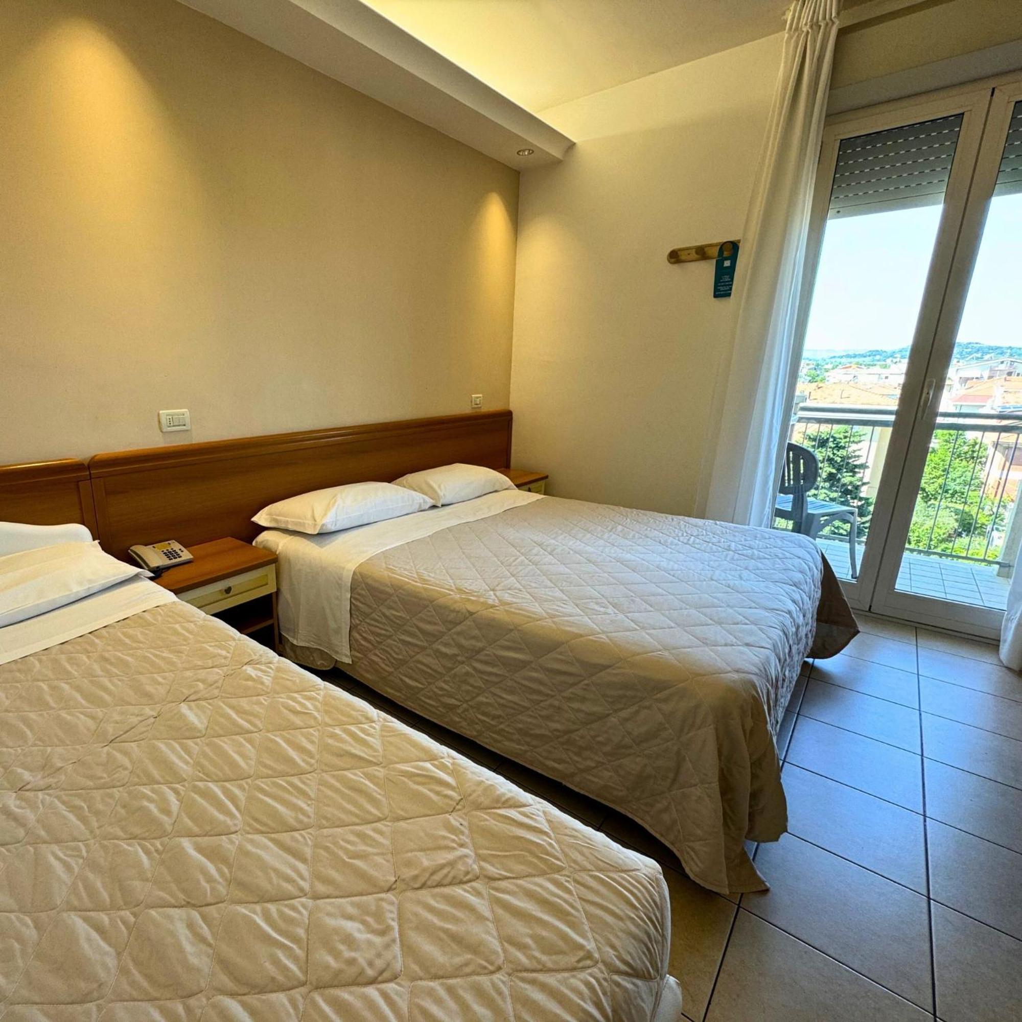 Hotel Apogeo - Breakfast Experience Rimini Bagian luar foto