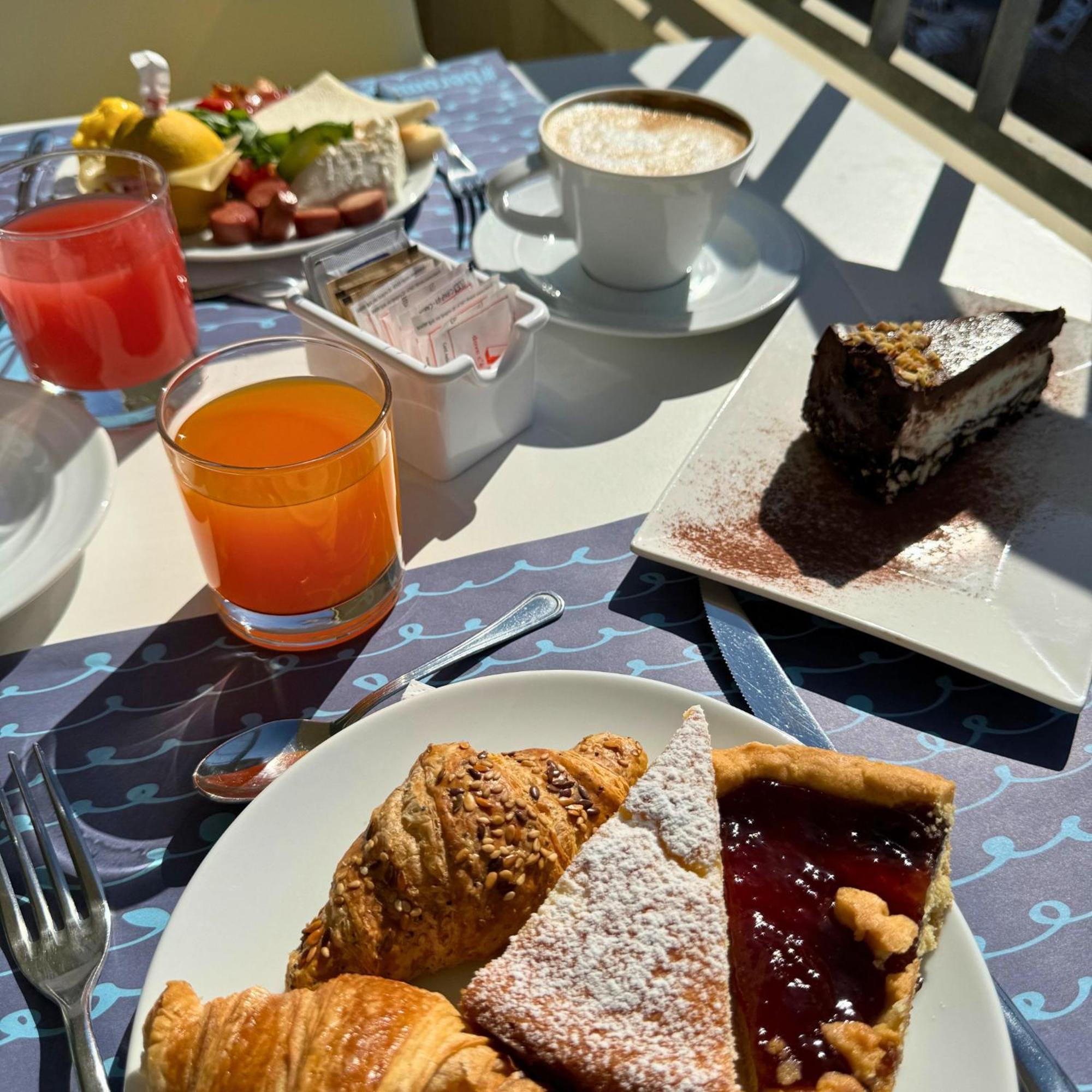 Hotel Apogeo - Breakfast Experience Rimini Bagian luar foto