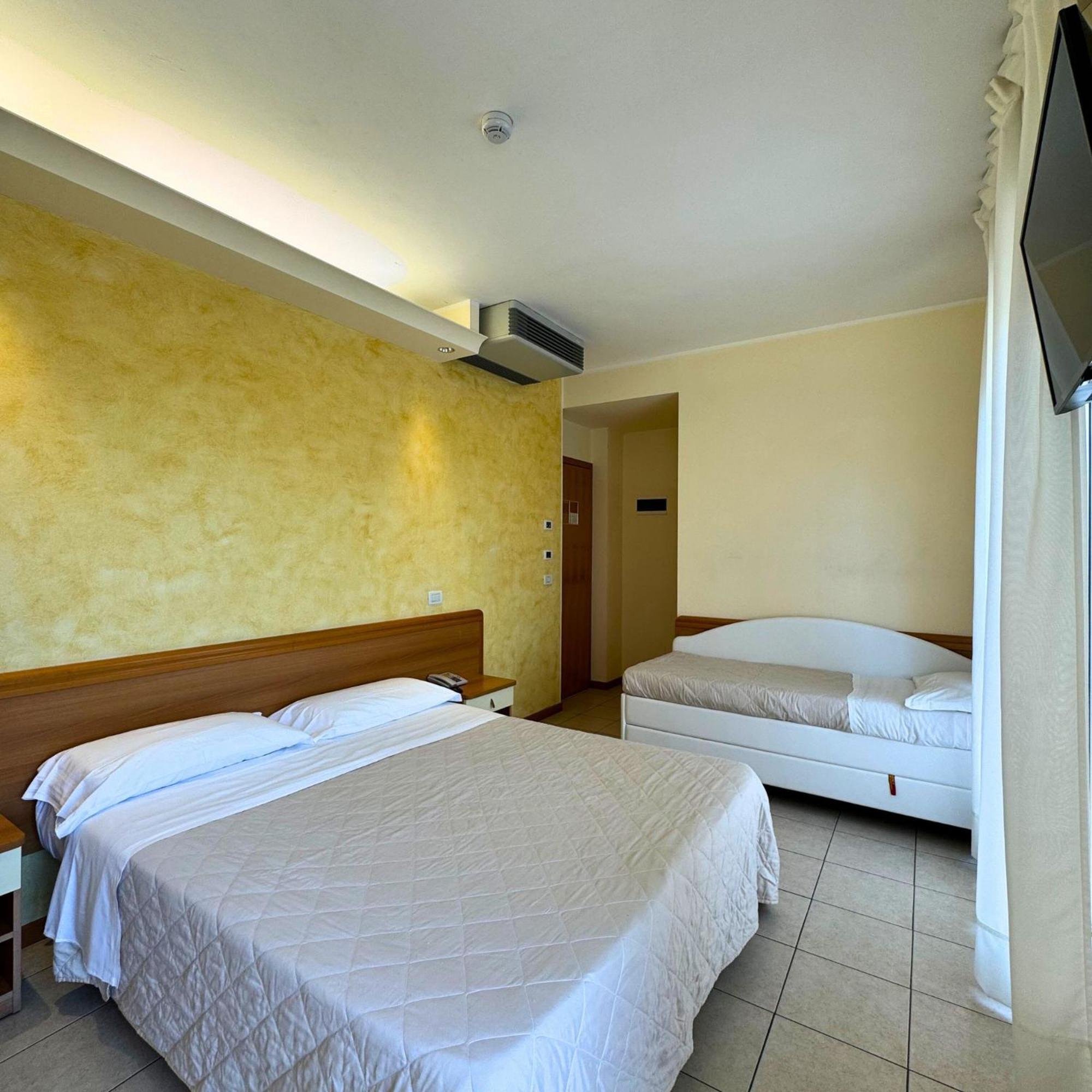 Hotel Apogeo - Breakfast Experience Rimini Bagian luar foto