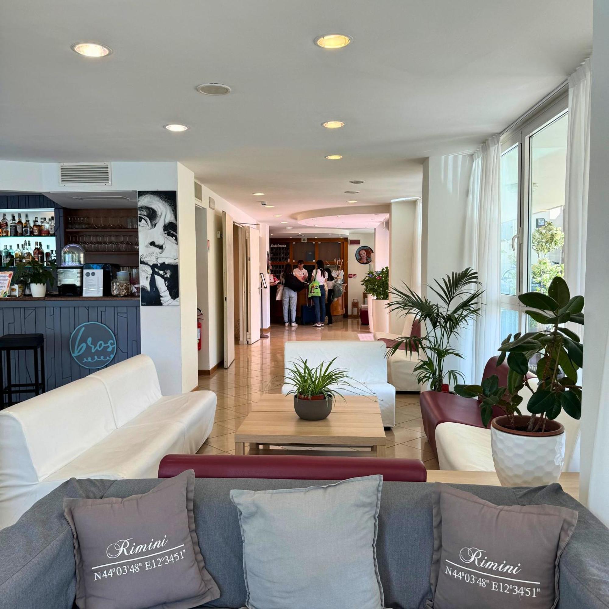 Hotel Apogeo - Breakfast Experience Rimini Bagian luar foto